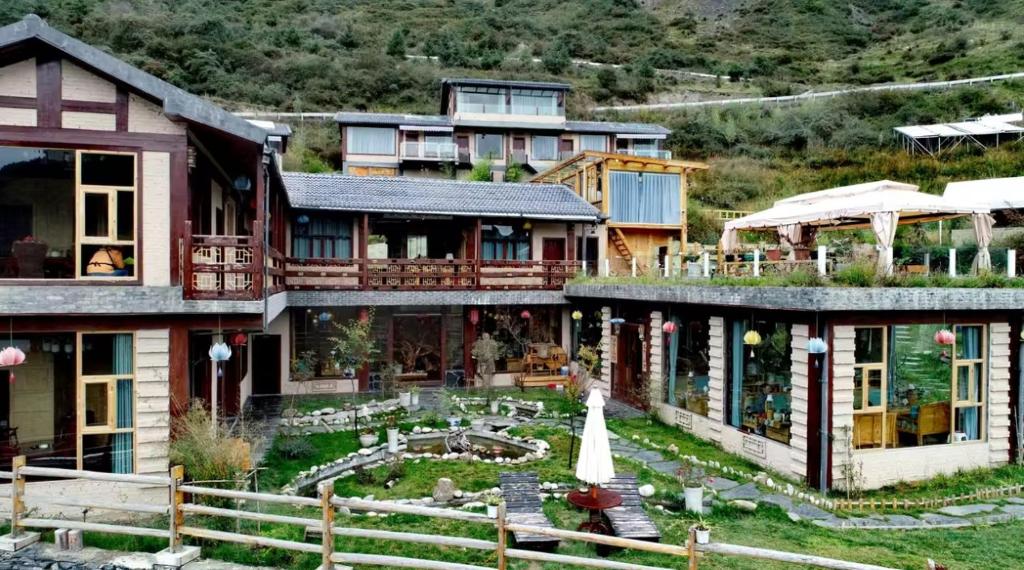 een groep huizen met een tuin in de tuin bij 松潘怿宿古道牧风民宿Yisu in Songpan