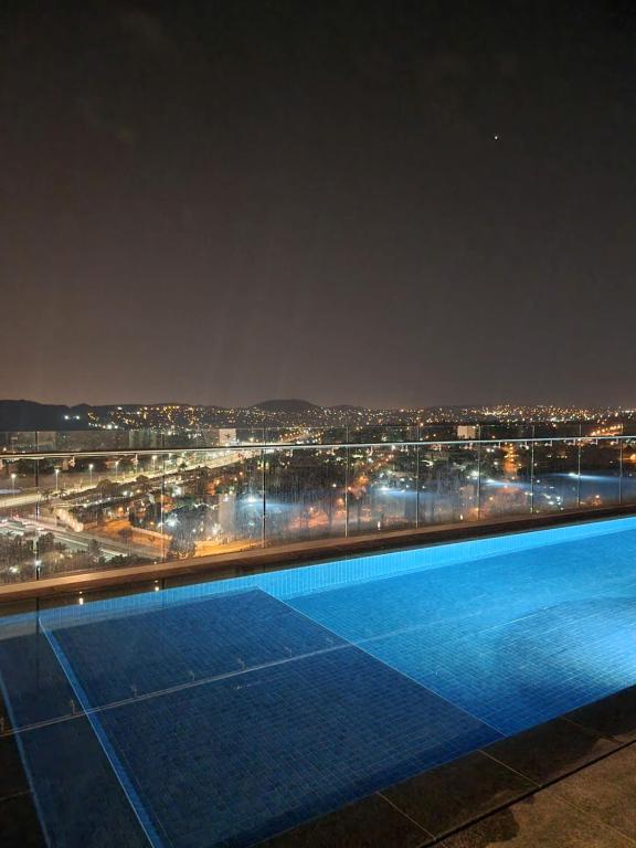 Bazén v ubytování The Capital Trilogy Menlyn Maine nebo v jeho okolí