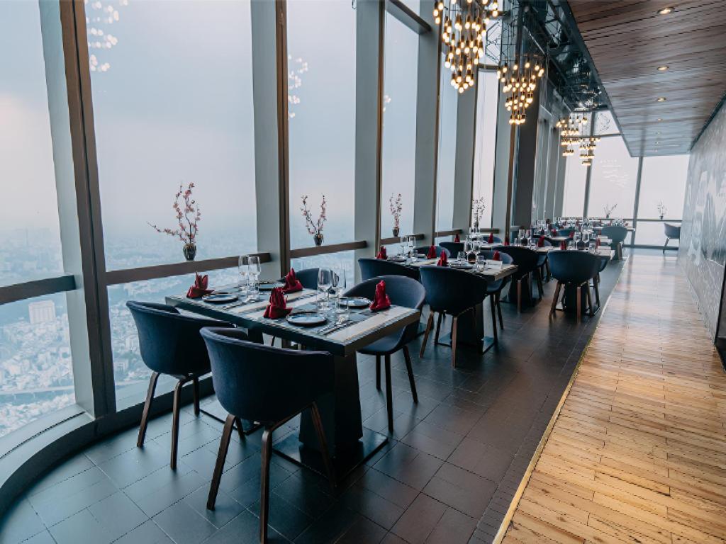 Restaurace v ubytování The Platinum Parkview Suite - HCM