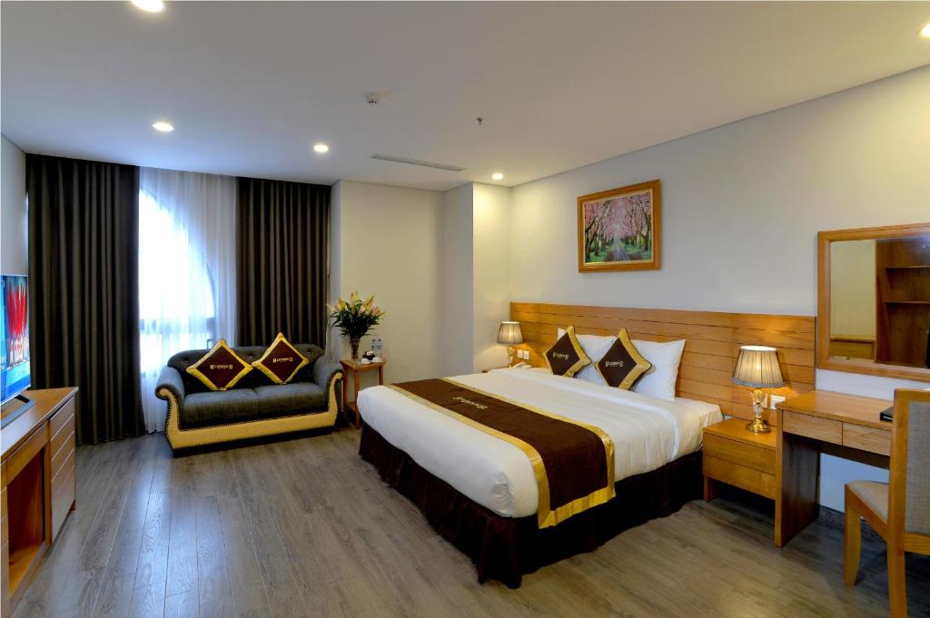 Postel nebo postele na pokoji v ubytování London Hanoi Hotel