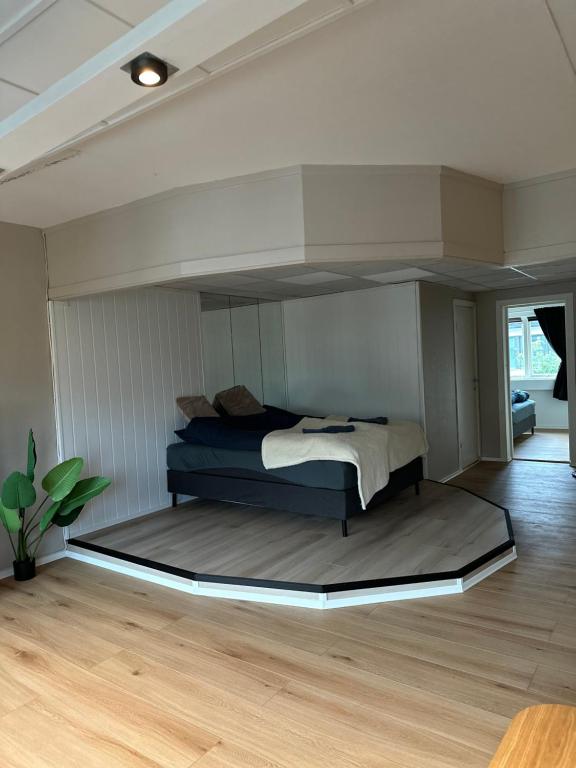 Ce lit se trouve dans une chambre dotée d'un grand cadre de lit. dans l'établissement Kirkenes town apartments, à Kirkenes