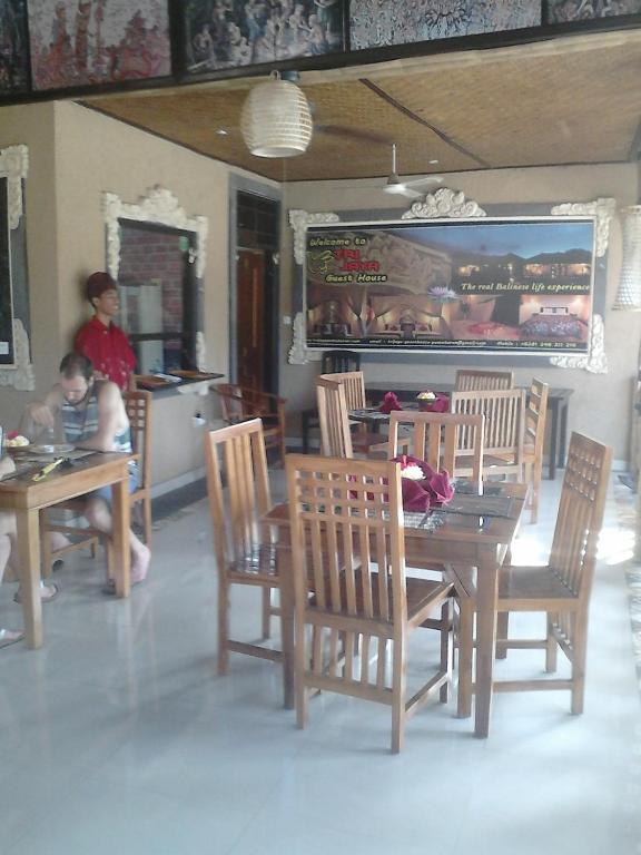 Restaurace v ubytování Trijaya Guest House Pemuteran