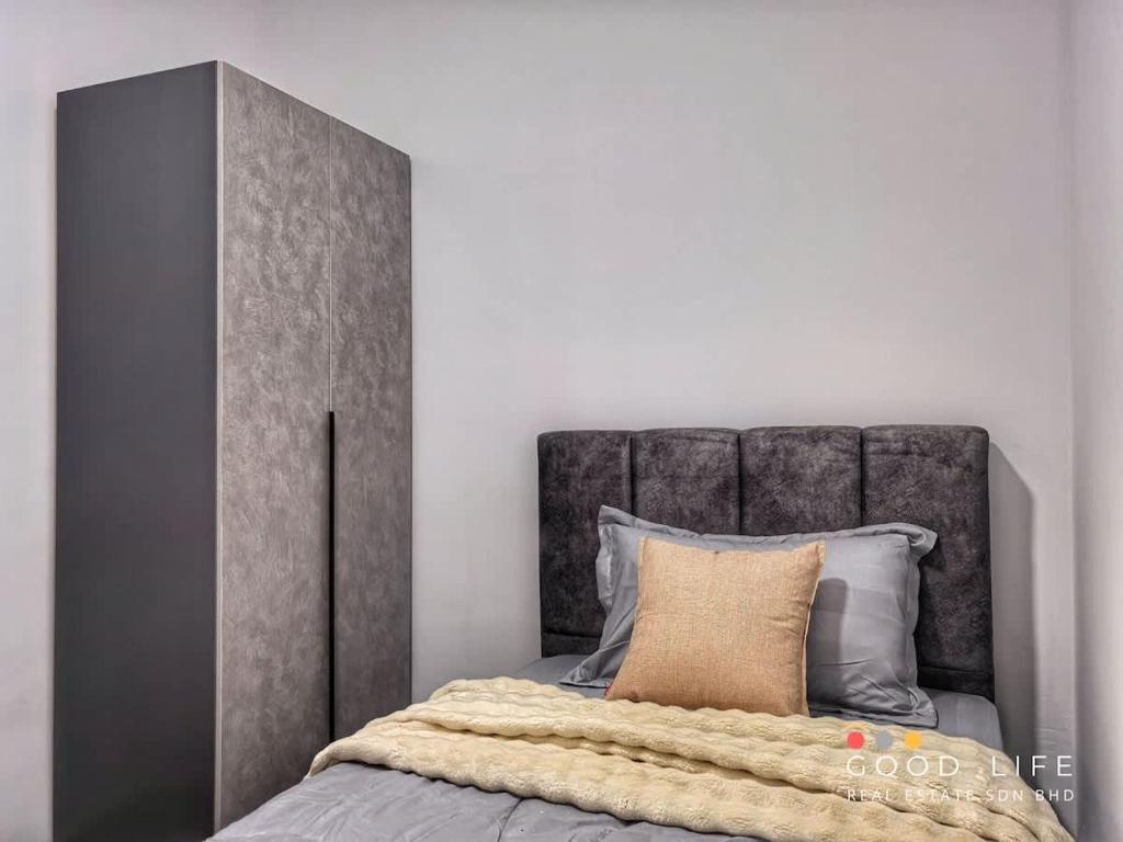 En eller flere senge i et værelse på Single Room R&F Princess Cove Shared Common Space