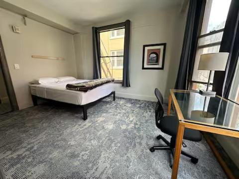 Postel nebo postele na pokoji v ubytování The Adella Hotel