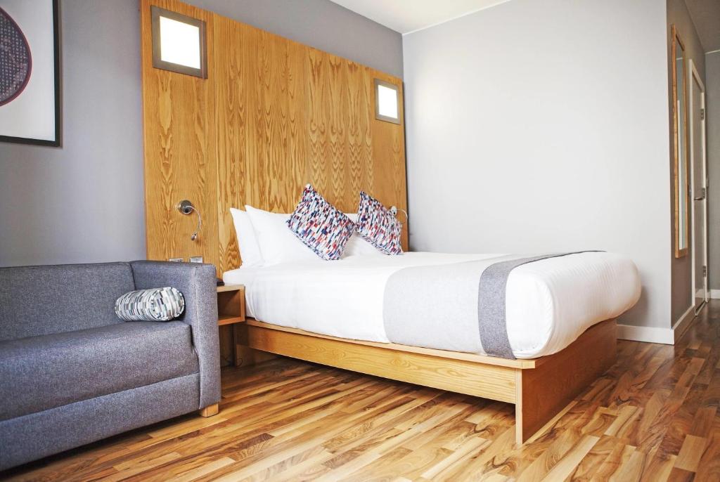 Ramada by Wyndham Belfast - 