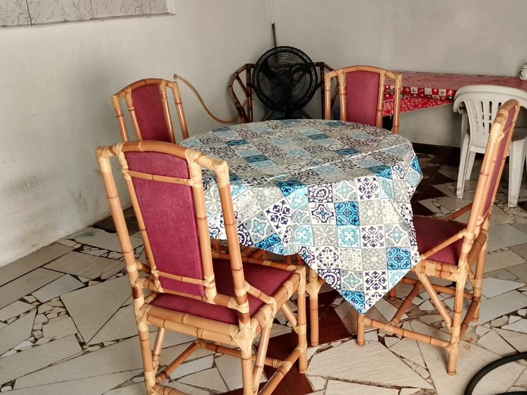 einen Tisch und Stühle mit einer Decke darüber in der Unterkunft Acampamento Aloha solemar in Praia Grande