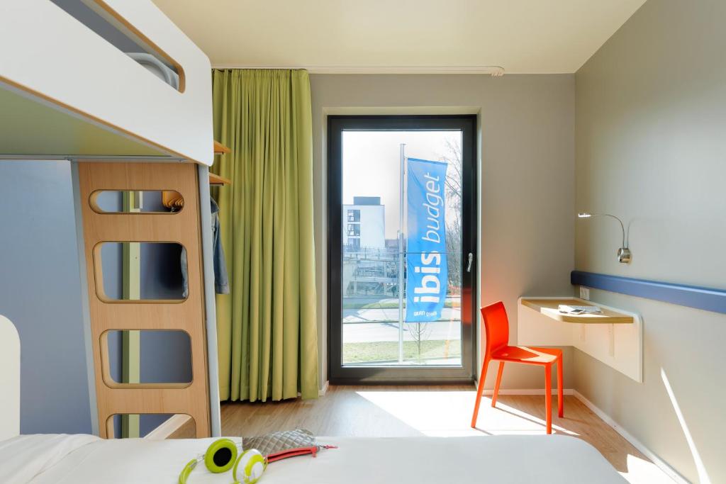 Postel nebo postele na pokoji v ubytování ibis budget Konstanz