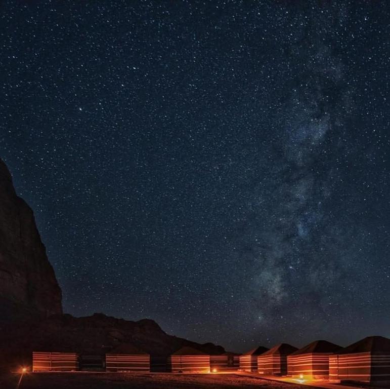 een sterrennacht met de melkachtige manier in de lucht bij Wadi rum Local guide camp in Wadi Rum