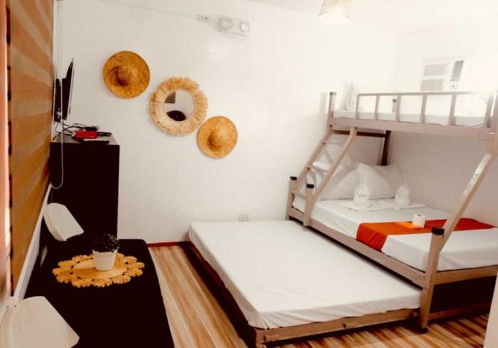 ein Schlafzimmer mit einem Etagenbett mit Leiter in der Unterkunft Parasio de Bernal Beach Resort in Cabangan
