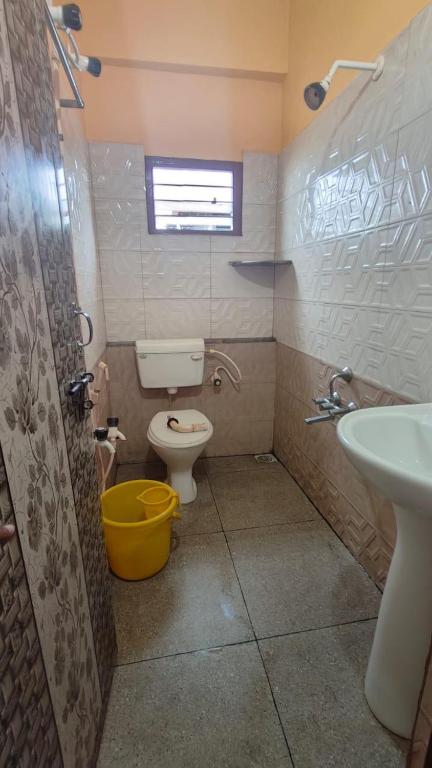 MāvalliにあるMoon Star Guest Houseのトイレと洗面台のあるバスルーム