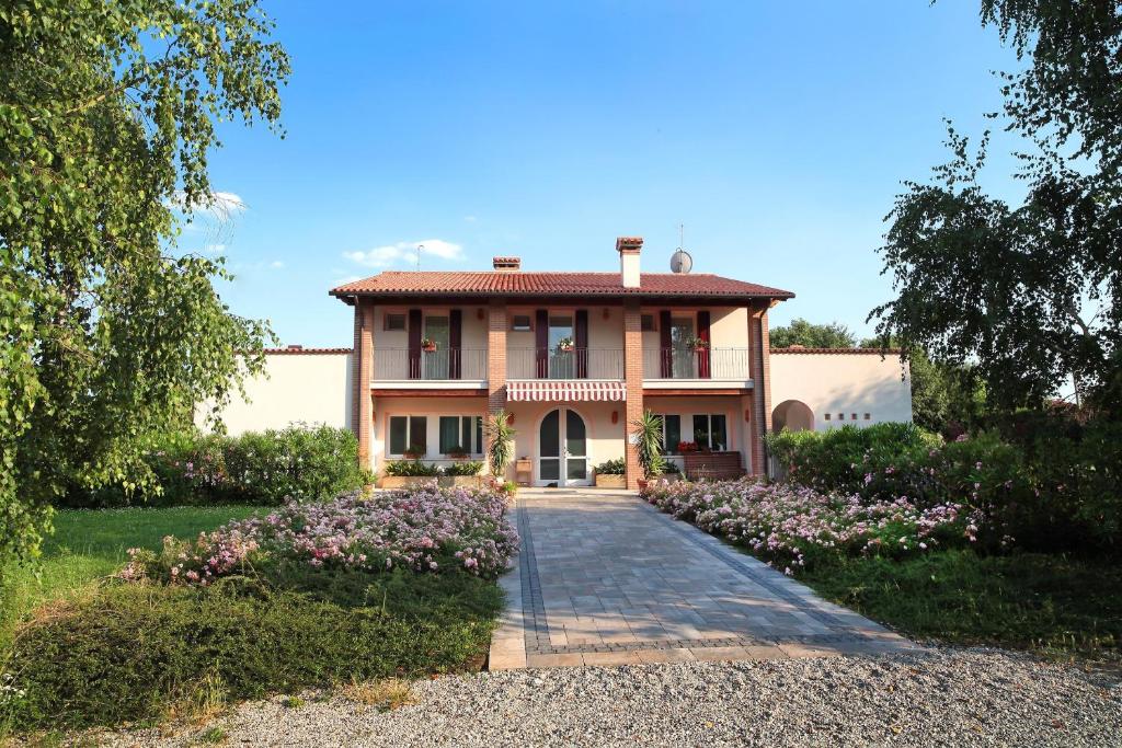 a house with a pathway in front of it at Agriturismo Il Magicorto in Cassola