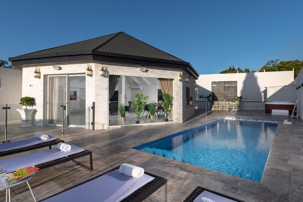 an image of a swimming pool in a house at וילה מילגרוס - וילה מהממת עם בריכה פרטית in ‘Ein Ya‘aqov