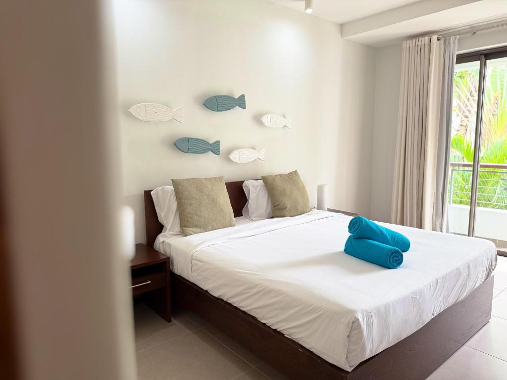 a bedroom with a bed with a blue bag on it at La Residence with LOV in Midlands Station