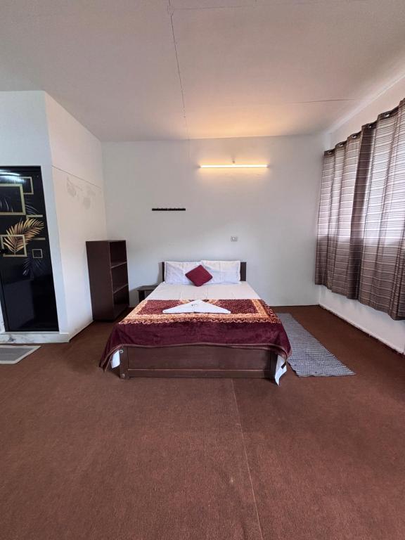 un dormitorio con una cama grande en una habitación en SAI HOLIDAYS Chottupara, en Vagamon