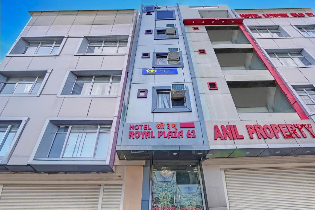 Un edificio alto y blanco con un cartel. en Via Royal Plaza 62, en Noida