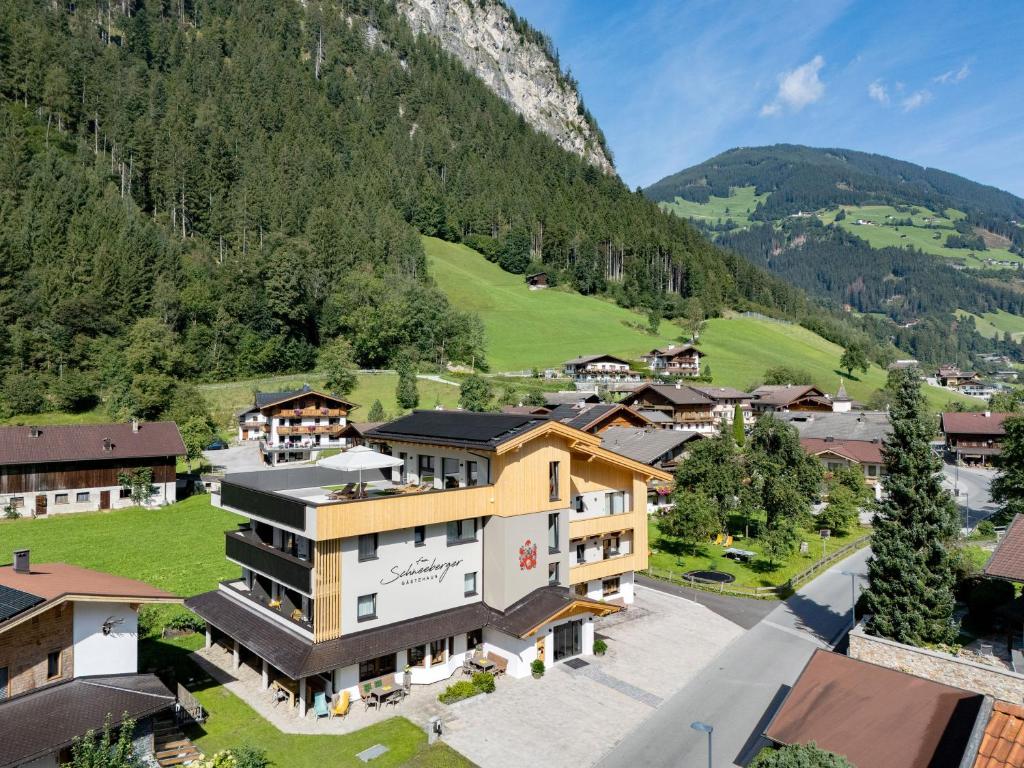 una vista aérea de un pueblo en las montañas en Gästehaus Schneeberger, en Mayrhofen