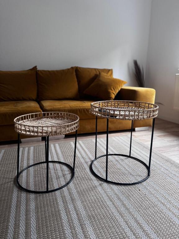 two tables in a living room with a couch at Stadtwohnung im Luisenviertel in Wuppertal