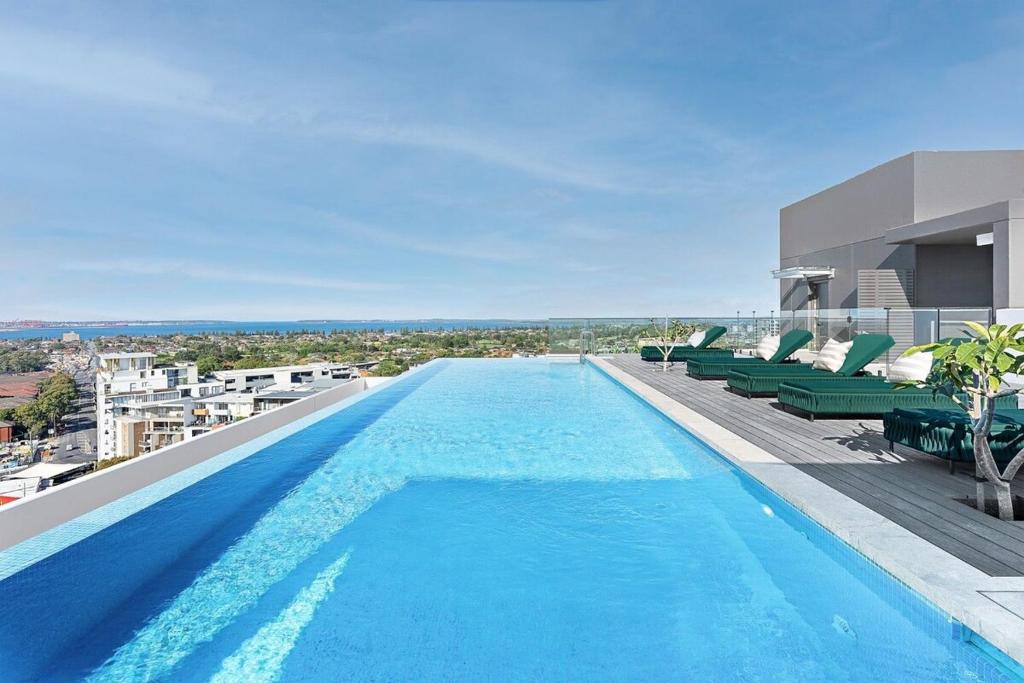 een groot zwembad op het dak van een gebouw bij Serene Designer Stay in Sydney
