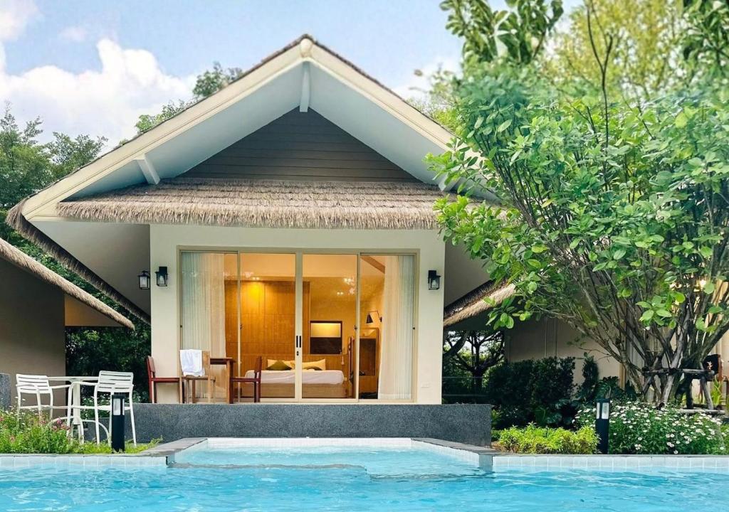 una pequeña casa con una piscina frente a ella en The Poom Cafe & Resort Khao Yai, en Ban Khanong Phra Klang (1)