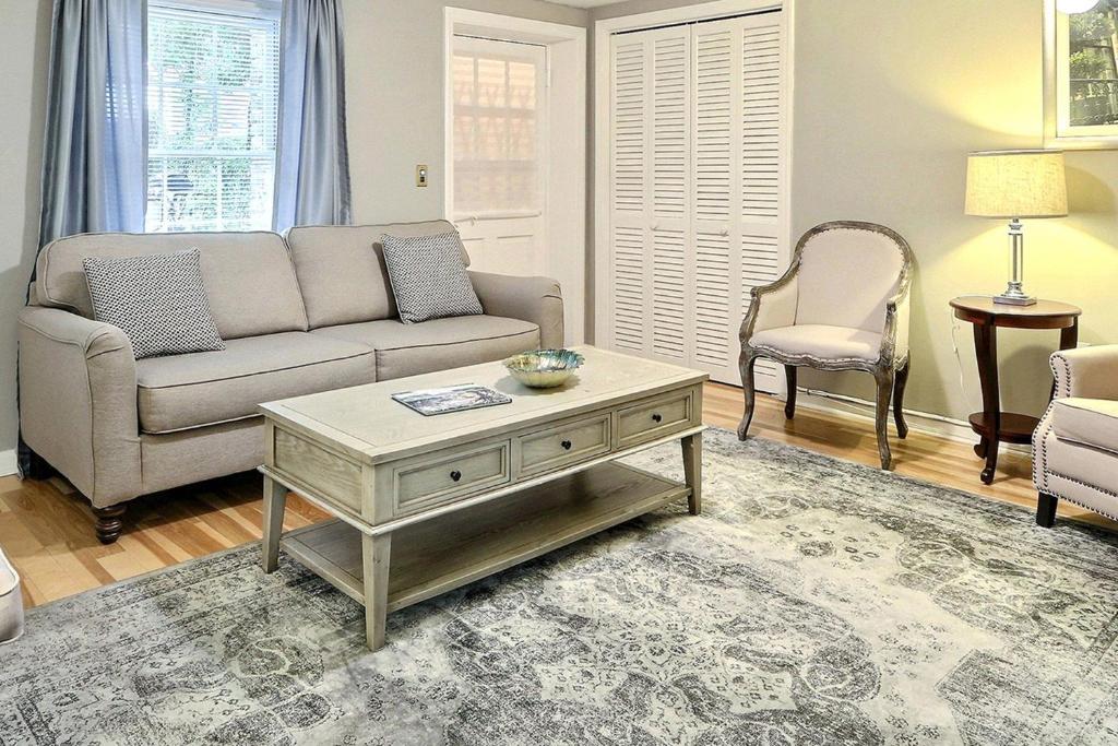 Posezení v ubytování Oglethorpe Manor Garden Level