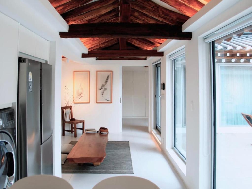 a living room with a wooden ceiling at 무료주차 스파 청량리 가족 독채 한옥 in Seoul