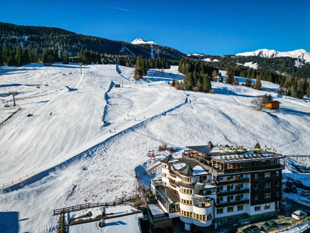 Boutique Hotel Bellevue Lermoos v zimě