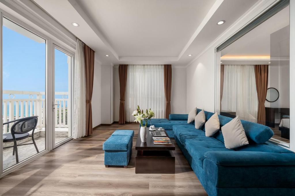 Suite Có Giường Cỡ King Nhìn Ra Biển Kèm Ban Công - Bao Gồm Trà Chiều
