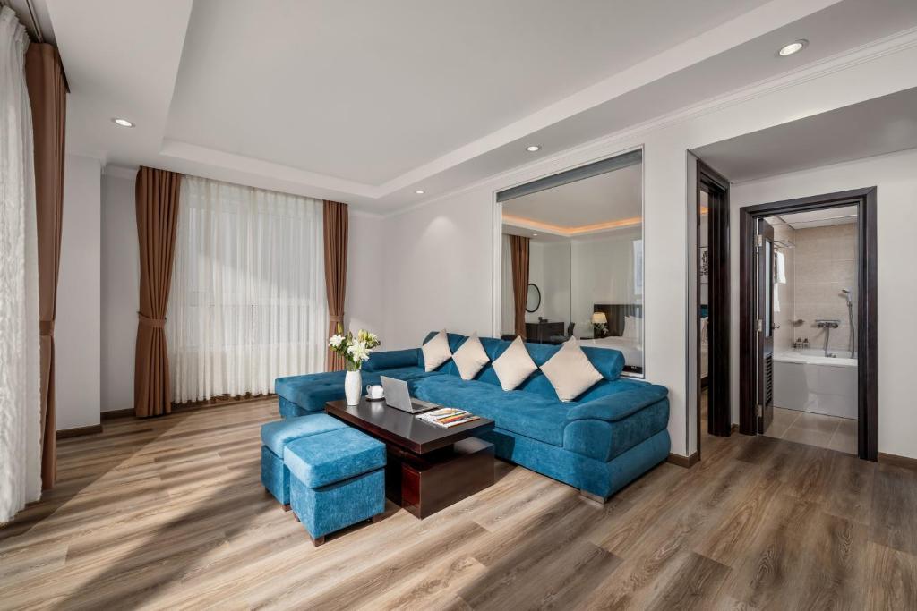 Suite Có Giường Cỡ King Nhìn Ra Biển Kèm Ban Công - Bao Gồm Trà Chiều