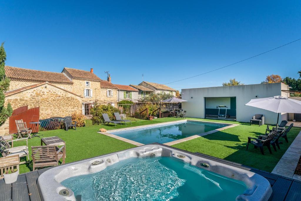 Swimmingpoolen hos eller tæt på Lila Mas