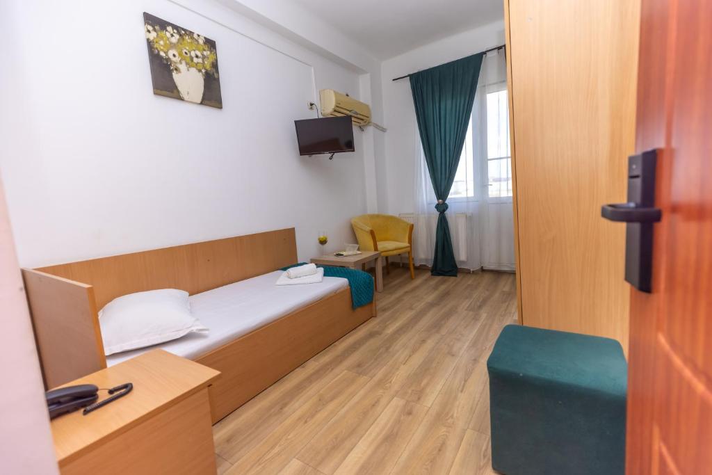 
Single Room with Shared Bathroom with Balcony
