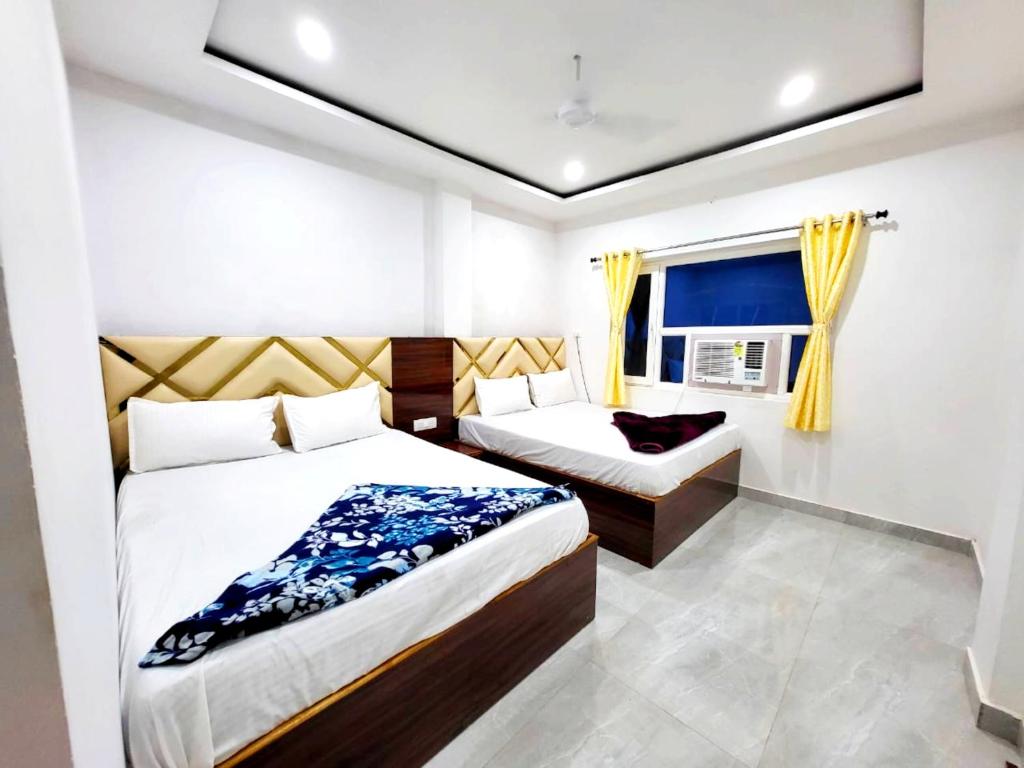 Ένα ή περισσότερα κρεβάτια σε δωμάτιο στο HoTel Sekhar-Palace-Near VaraNasi JunctioN WitH InterNet FacilitY