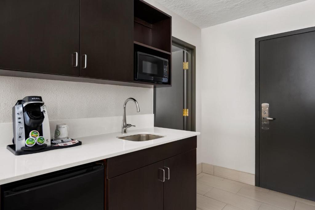 Holiday Inn & Suites Albuquerque Airport, an IHG Hotel - 