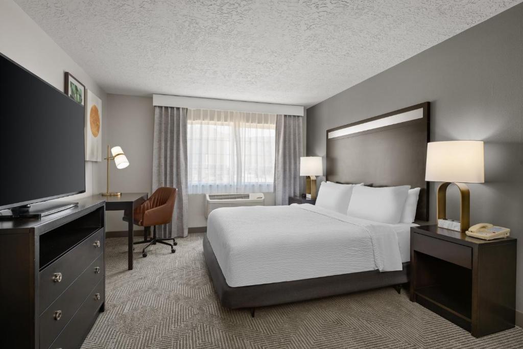 Holiday Inn & Suites Albuquerque Airport, an IHG Hotel - 