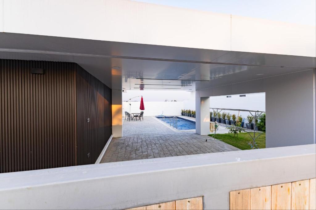 - Vistas al exterior de un edificio con patio en 다오 풀빌라, en Ban Nong-Heo