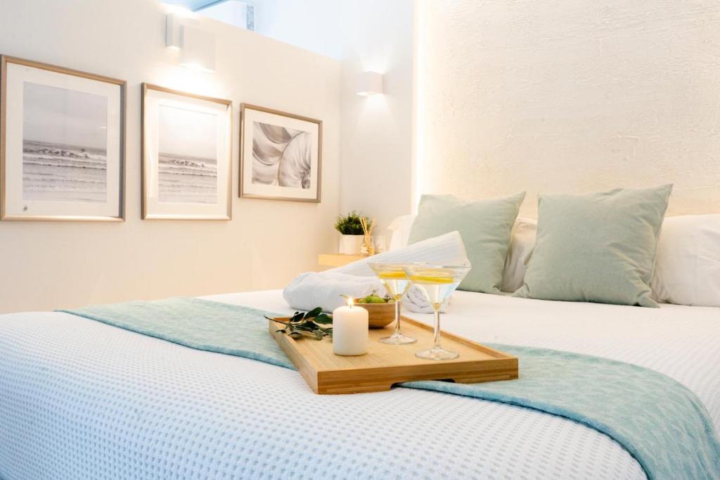 Ένα ή περισσότερα κρεβάτια σε δωμάτιο στο Dream of light and Beach THE GREEN DOOR