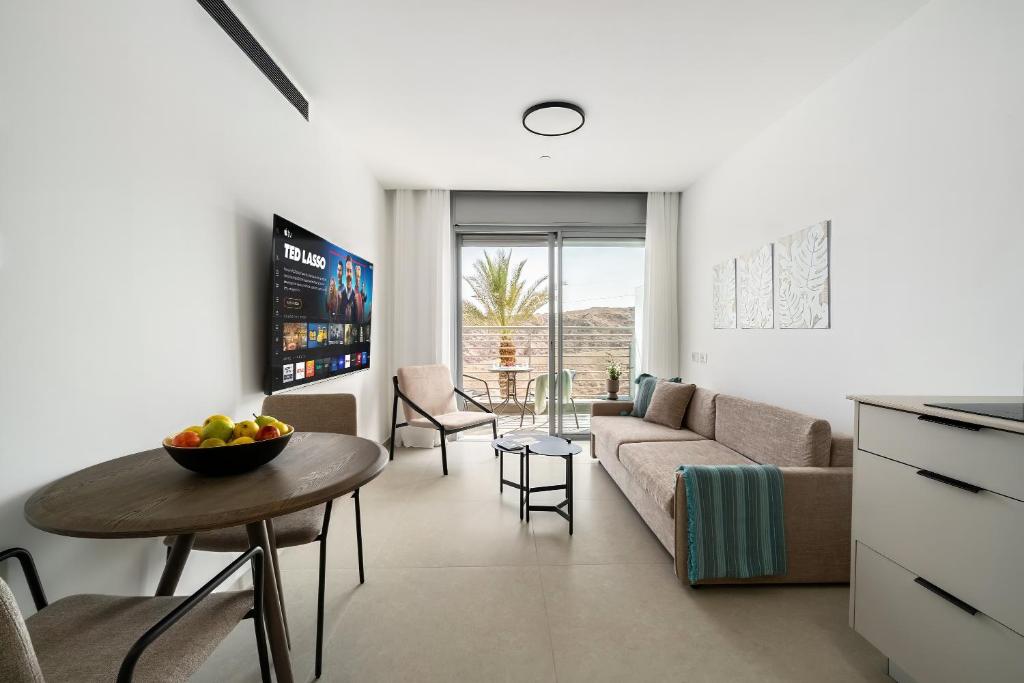 Μια τηλεόραση ή/και κέντρο ψυχαγωγίας στο Modern Sea View Escape by Sea N' Rent