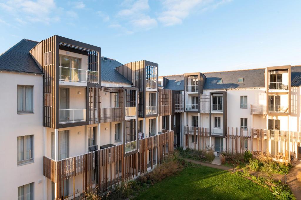 ル・パレにあるRegard Marin - Appartement 4 persのバルコニー付きのアパートメントビルのイメージ