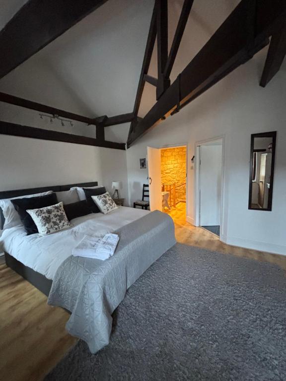 ein Schlafzimmer mit einem großen Bett in einem Zimmer in der Unterkunft Heather Cottage Bakewell in Bakewell