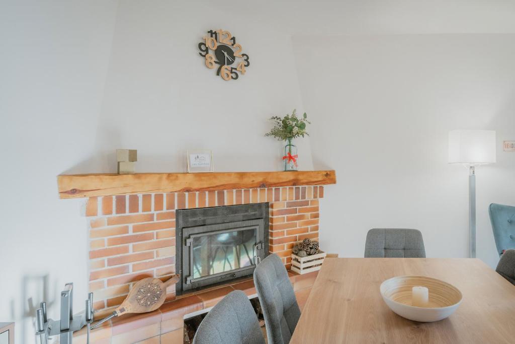 - un salon avec une cheminée et une table en bois dans l'établissement Las Natillas Con V - Martín Miguel, à Martín Miguel