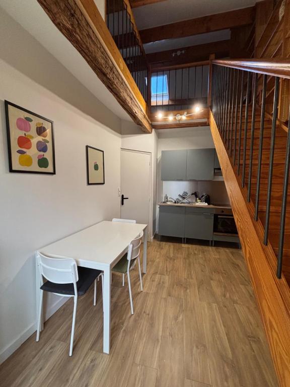 a kitchen and dining room with a white table and chairs at Duplex refait à neuf - Pibrac, proche Colomiers in Pibrac