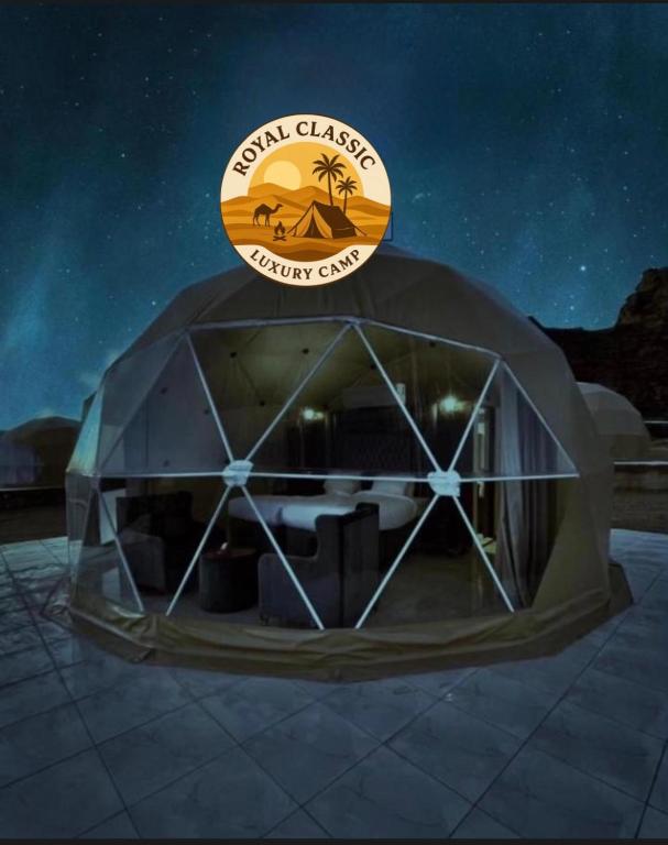 DisahRUM ROYAL CLASSIC lUXURY CAMP的一个圆顶帐篷，上面挂着一块牌子，写着“旧金山库里中心”。