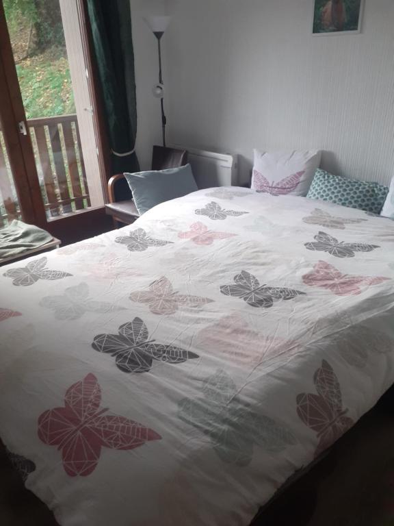 En eller flere senge i et værelse på Petit nid douillet , T1 avec cuisine indépendante, au calme, proche centre ville