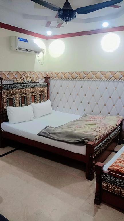 En eller flere senge i et værelse på Hotel crown palace