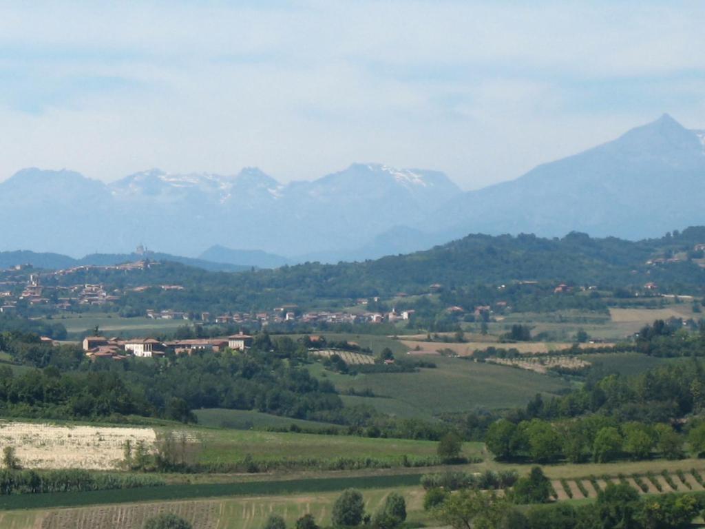 Blick auf ein Tal mit Bergen im Hintergrund in der Unterkunft La Casa Di Baba' in Alfiano Natta