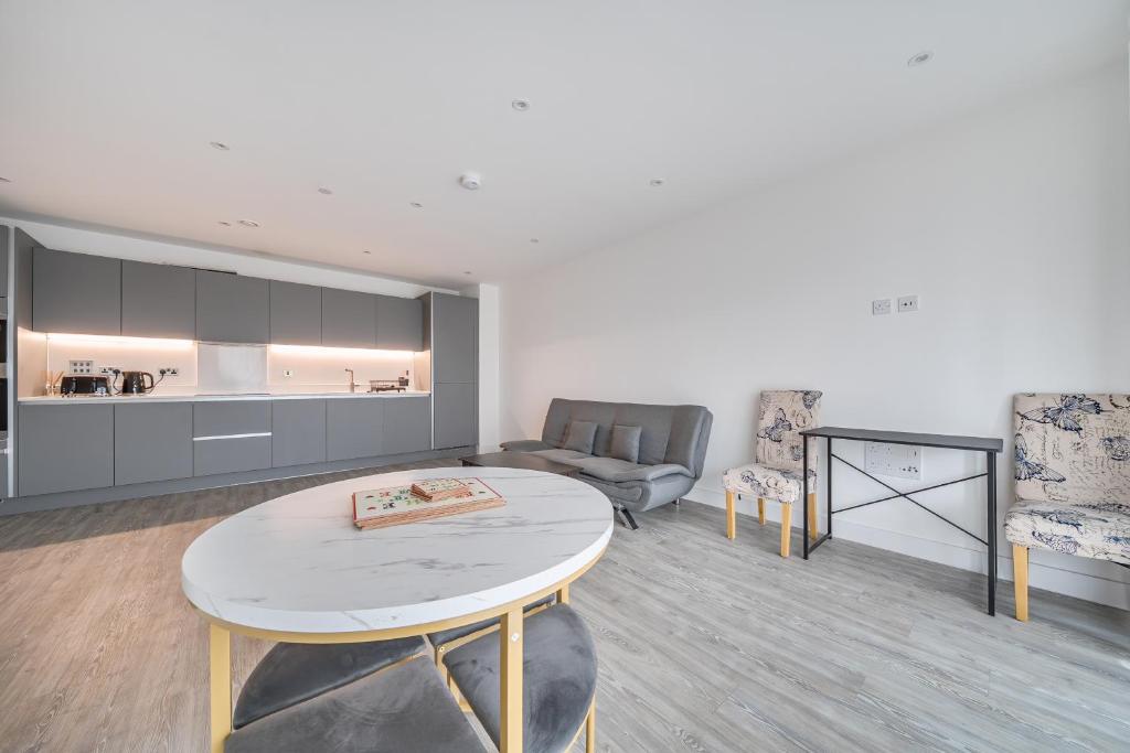 CBGにあるPeaceful and stylish apartment near Cambridge with parkingのテーブルとソファのあるリビングルーム