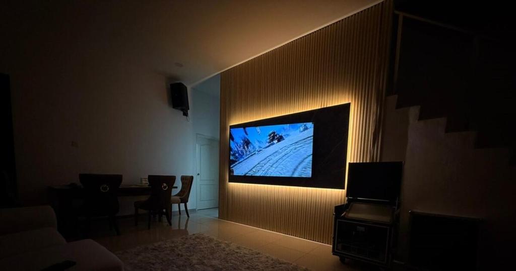 TV/Unterhaltungsangebot in der Unterkunft Muar Bakri Good Day Corner Pool Villa Family Friends Gathering Party