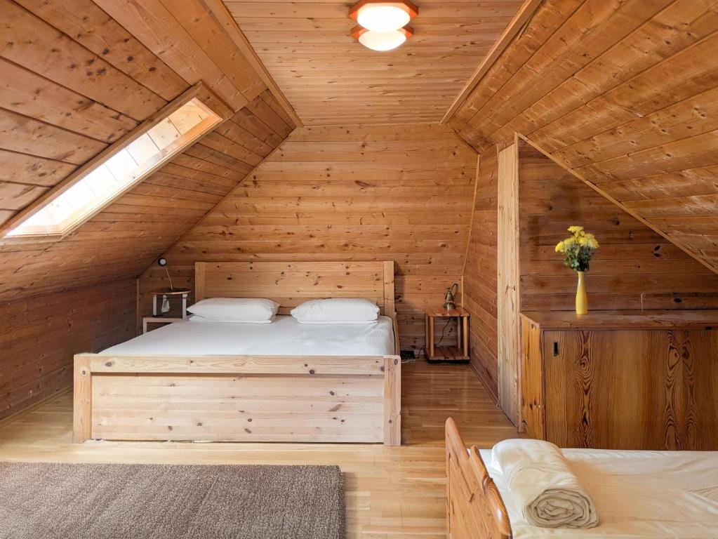 Un dormitorio con una cama en una cabaña de madera. en Seehaus Ossiachersee, en Altossiach