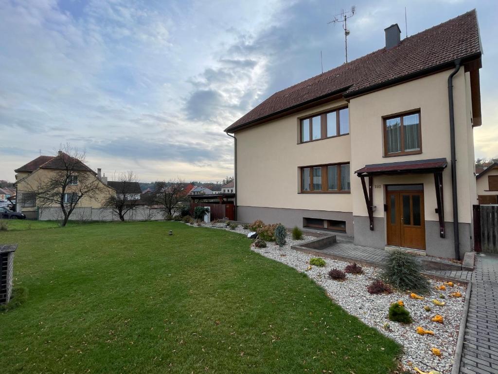 una casa con un patio verde delante de ella en Ubytování u zastávky, en Modrá