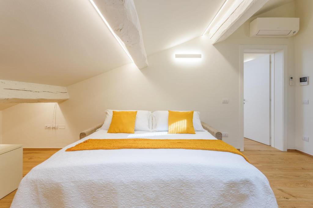 Postel nebo postele na pokoji v ubytování Corso Adriano 13 - Via Emilia