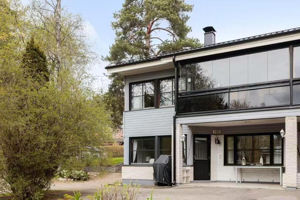 ヴァンターにあるNordic Nest Bの白黒窓のある家